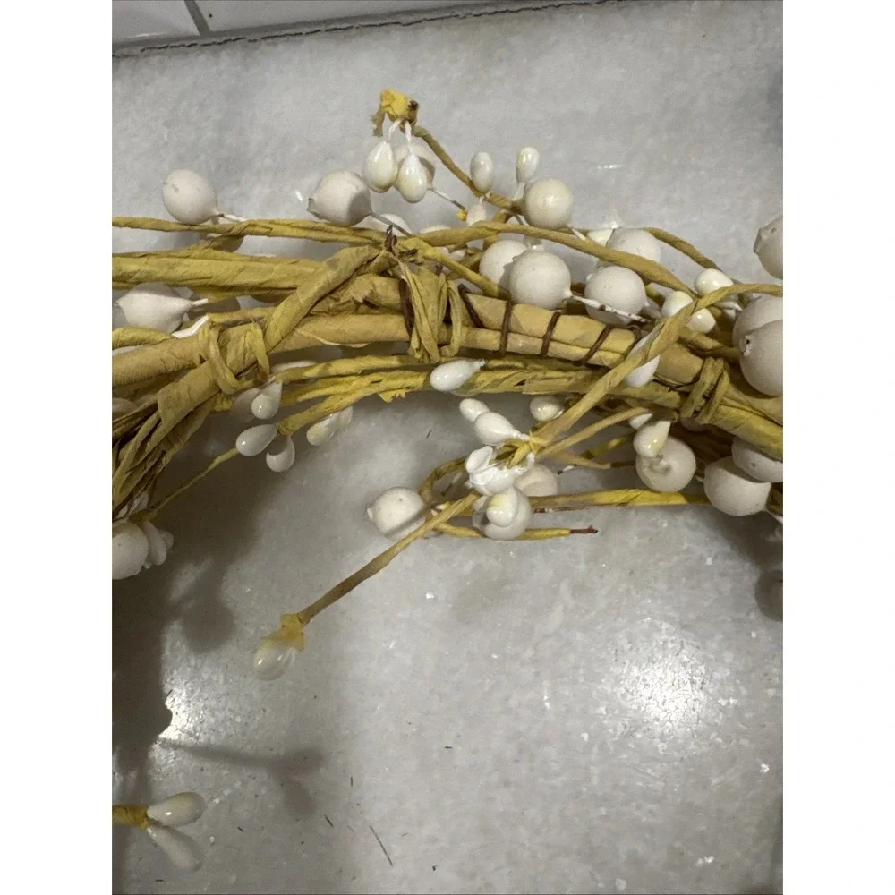 Artificial White Berry Wreath With Natural Twig Base O L A005‎